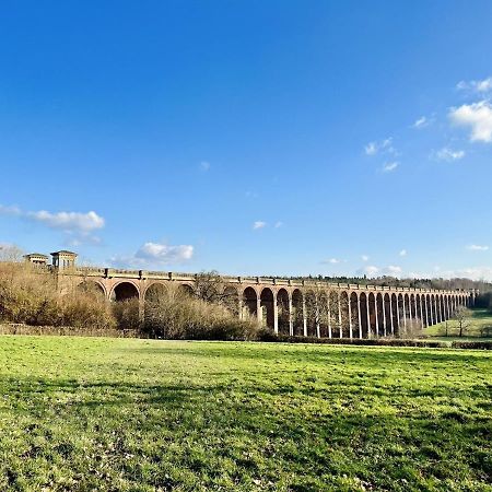 بالكومب Quirky Vintage Horsebox Conversion With Stunning Views Of Ardingly Reservoir المظهر الخارجي الصورة