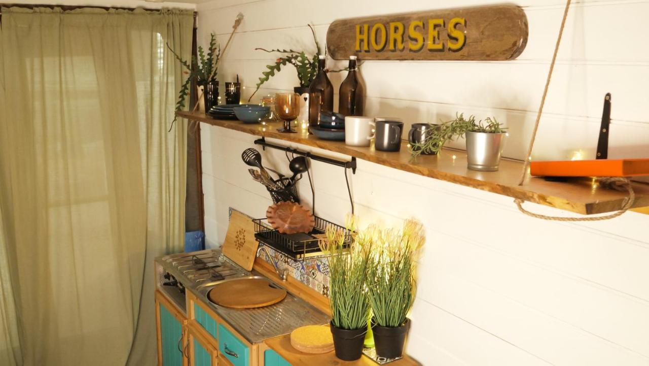 بالكومب Quirky Vintage Horsebox Conversion With Stunning Views Of Ardingly Reservoir المظهر الخارجي الصورة