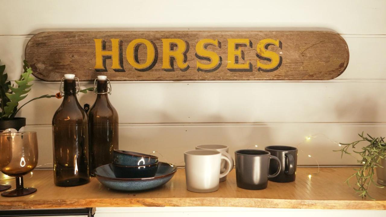 بالكومب Quirky Vintage Horsebox Conversion With Stunning Views Of Ardingly Reservoir المظهر الخارجي الصورة