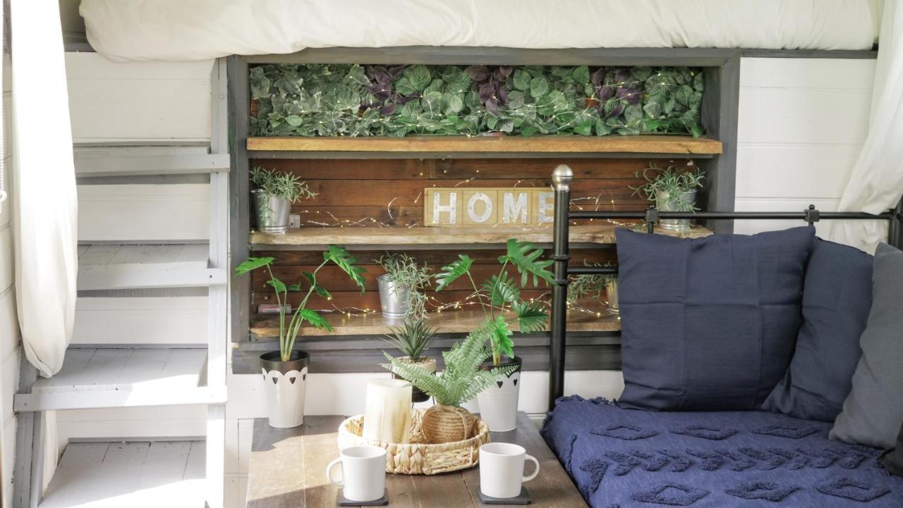 بالكومب Quirky Vintage Horsebox Conversion With Stunning Views Of Ardingly Reservoir المظهر الخارجي الصورة
