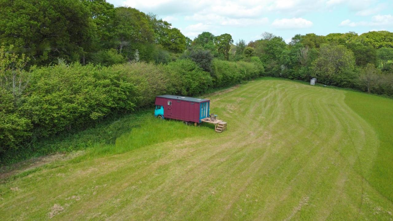 بالكومب Quirky Vintage Horsebox Conversion With Stunning Views Of Ardingly Reservoir المظهر الخارجي الصورة