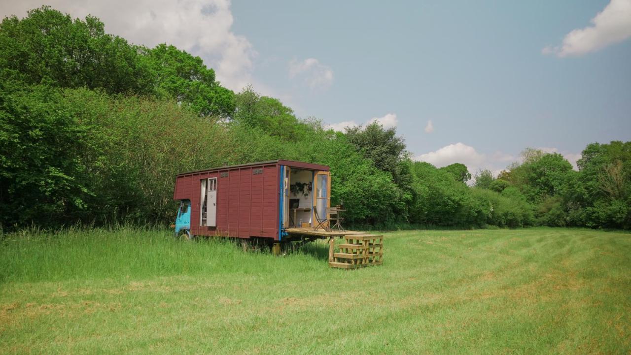 بالكومب Quirky Vintage Horsebox Conversion With Stunning Views Of Ardingly Reservoir المظهر الخارجي الصورة