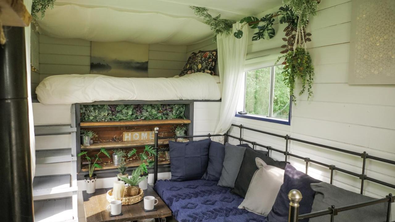 بالكومب Quirky Vintage Horsebox Conversion With Stunning Views Of Ardingly Reservoir المظهر الخارجي الصورة