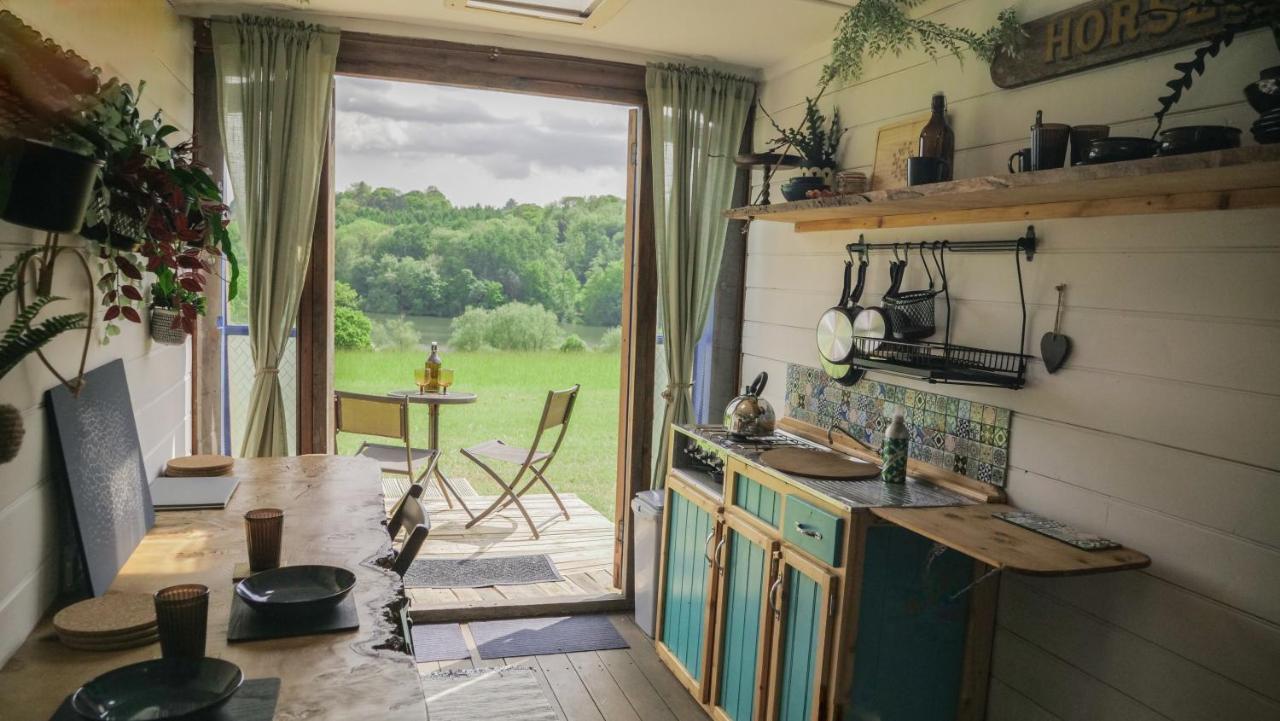 بالكومب Quirky Vintage Horsebox Conversion With Stunning Views Of Ardingly Reservoir المظهر الخارجي الصورة