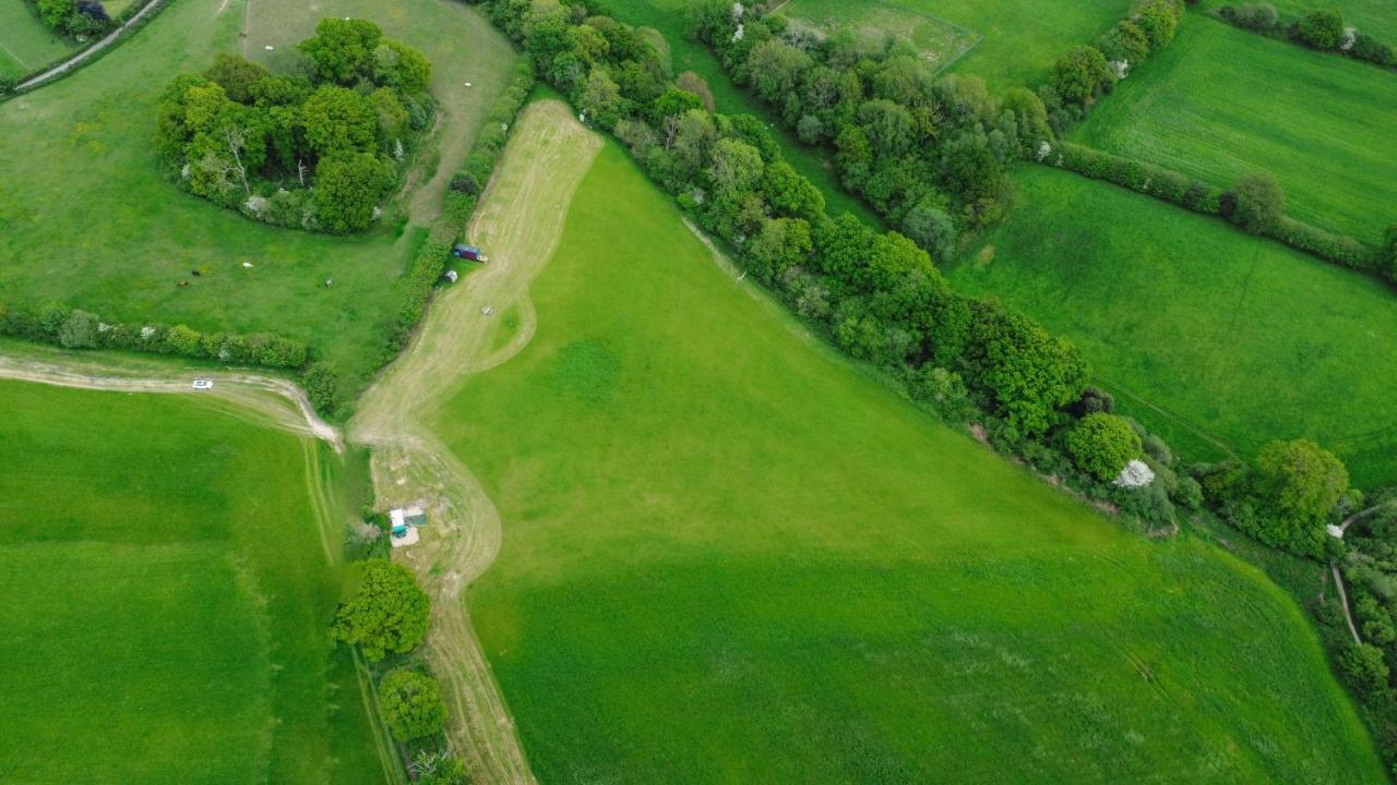 بالكومب Quirky Vintage Horsebox Conversion With Stunning Views Of Ardingly Reservoir المظهر الخارجي الصورة