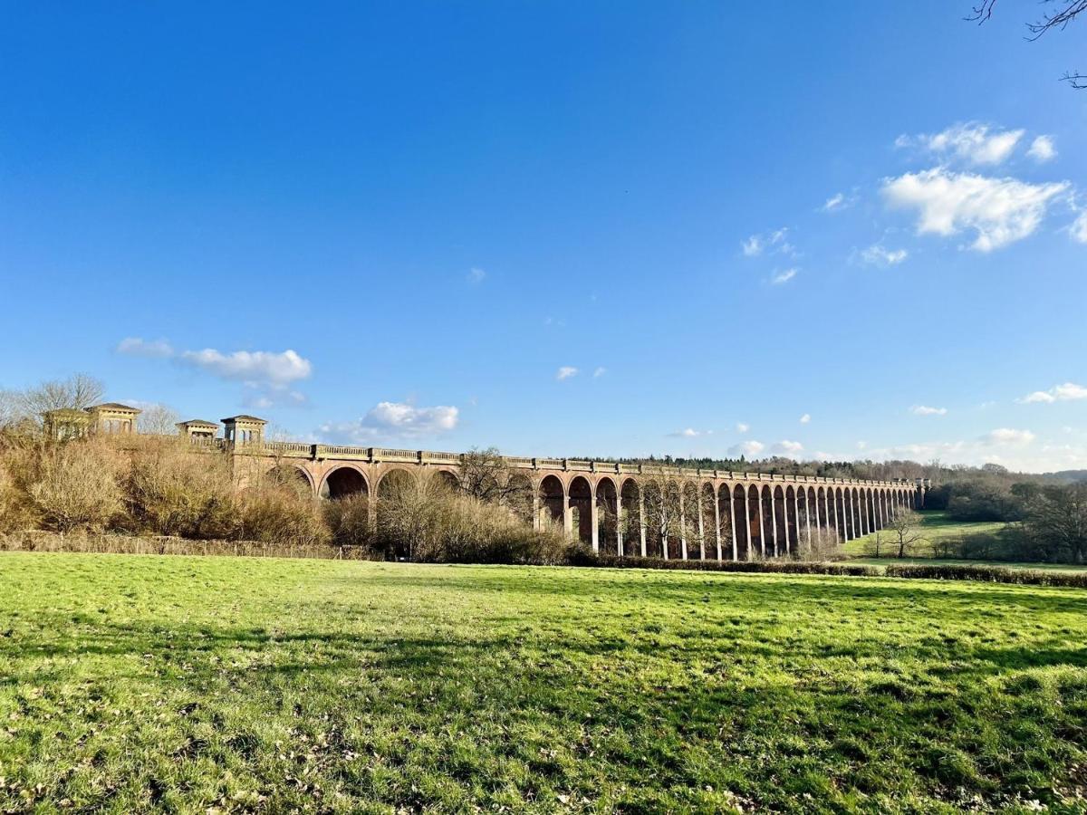بالكومب Quirky Vintage Horsebox Conversion With Stunning Views Of Ardingly Reservoir المظهر الخارجي الصورة
